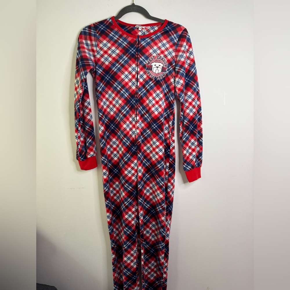 One-piece pajamas from On S’en Fou Des Garçons. Size: 16 years old.